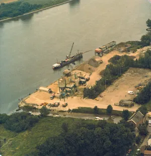 Luchtfoto van de oude betoncentrale